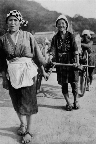 Trois générations de femmes poussant un chariot avec la grand-mère à l
