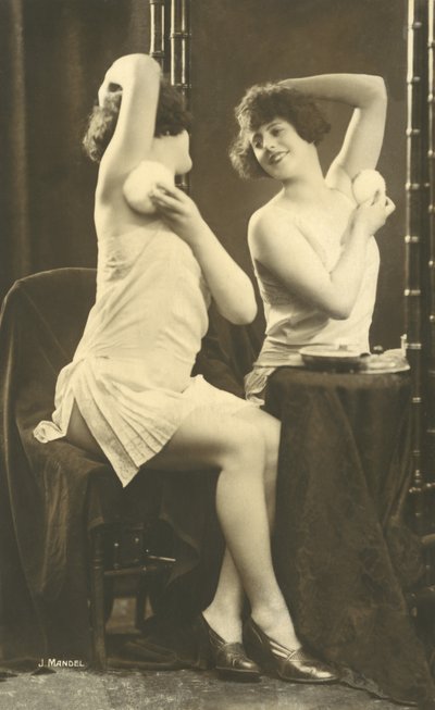 Fille à une coiffeuse - Julian Mandel