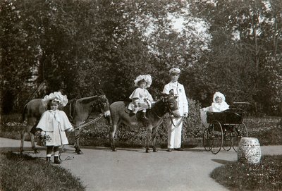Grandes-duchesses Olga, Tatiana et Maria de Russie, Tsarskoïe Selo, Russie, vers 1899-1900 - K. von Hahn