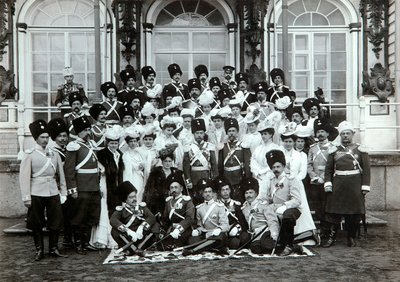 Famille impériale russe devant le palais Catherine, Tsarskoïe Selo, Russie, début du 20ème siècle - K. von Hahn