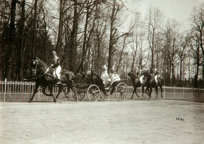Tsar Nicolas II et Tsarine Alexandra Fyodorovna de Russie dans une calèche, début du 20e siècle - K. von Hahn