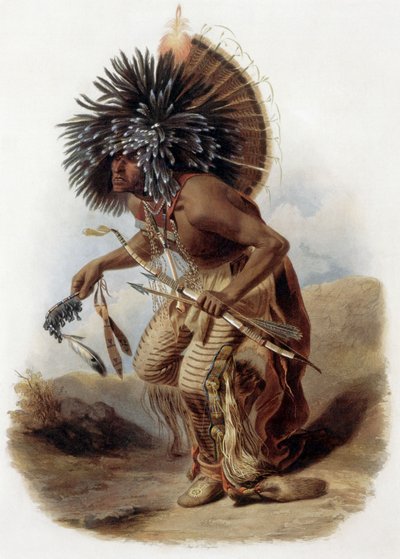 Portrait de Pehriska-Ruhpa, guerrier Minatarre en costume de la danse du chien portant une grande coiffe de vêtements colorés et de plumes, une pipe faite avec un os d