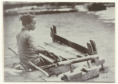 Femme javanaise tissant du tissu sur un métier à tisser - Kassian Cephas