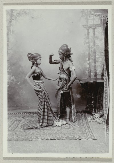 Portrait en studio de deux danseurs javanais en costume traditionnel et maquillage - Kassian Cephas