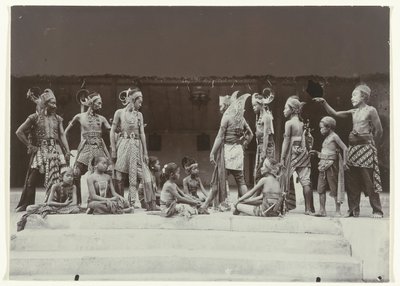 Spectacle de théâtre par des Javanais en costume - Kassian Cephas