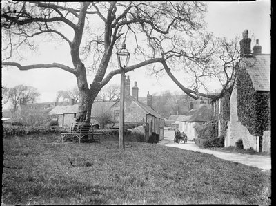 Village Green, Burton Bradstock, Dorset, 24 avr 1922 - 08 mai 1922 (photo n/b) - Katherine Jean Macfee