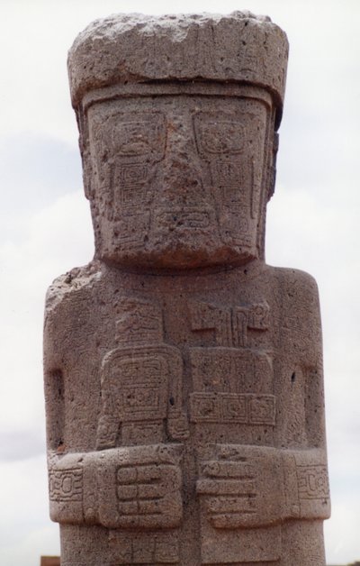 Monolithe de Ponce debout à Kalasasay, la zone du temple du site précolombien, construit entre le 8e et le 10e siècle après J.-C. (photo) (voir aussi 138751) - Katie Attenborough
