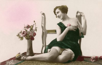 Femme en robe verte, vers début 1900 (carte postale) - Alec Hunter