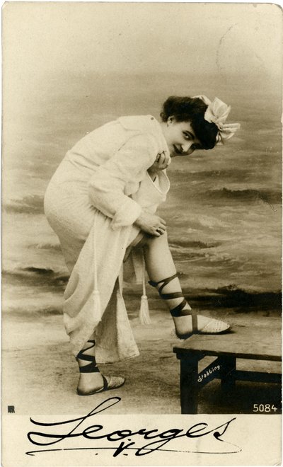 Femme sur la plage, vers début 1900 (carte postale) - Alec Hunter