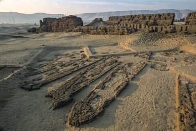 Abydos, bateaux en bois de 5 000 ans dans une tombe en briques de boue, période dynastique précoce, 2005 - Kenneth Garrett