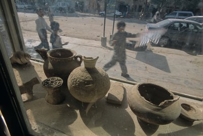 Afghanistan; Hérat; antiquités à vendre; vitrine; scène de rue, mm7167, Mendi, 2004 (photo) - Kenneth Garrett