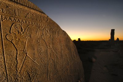 Barque Stand, monument en granit gris dans la colonnade centrale du Temple d