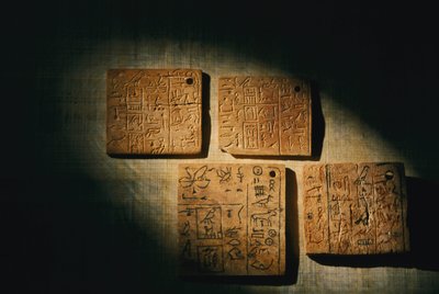 Étiquettes écrites en os et en ivoire du roi Qa