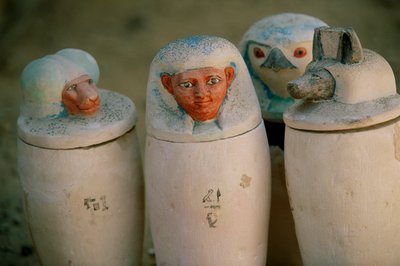 Jarres canopes de Pakerdemamon avec bouchons des quatre fils d