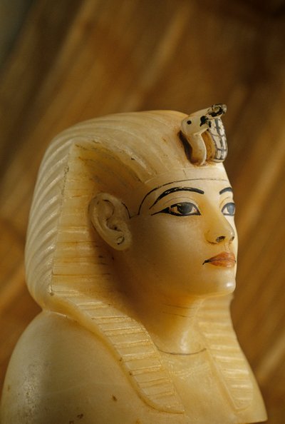 Bouchon canope en albâtre de la tombe de Toutankhamon en forme de portrait de femme - Kenneth Garrett