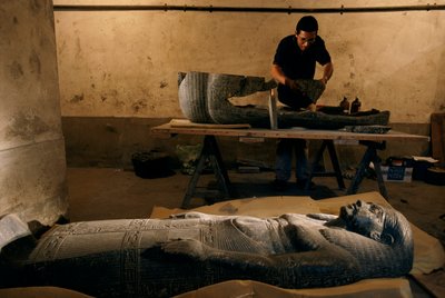 Fragments de la base du sarcophage de Senqed reconstruits, Nouvel Empire, 2002 - Kenneth Garrett
