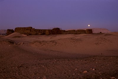 Pleine lune se couchant sur Shunet de Khasekhemuy, Abydos, Égypte, 2005 - Kenneth Garrett