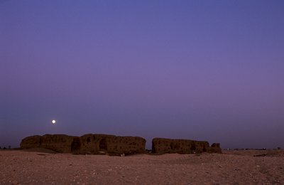 Pleine lune se couchant sur Shunet de Khasekhemuy, Abydos, Égypte, 2005 - Kenneth Garrett