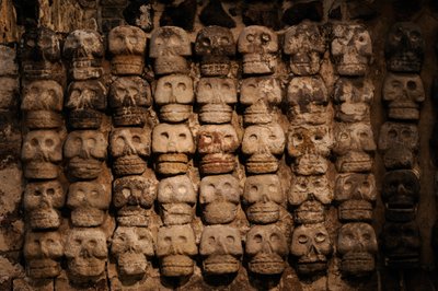 Les plus grands Aztèques, MM7677, Mexico, Mexique, Musée du Templo Mayor, Photos du site, Tzompantli, 2008 (photo) - Kenneth Garrett