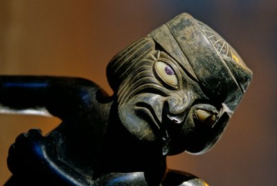 Huaca Dos Cabezas-Jecetepeque ; Moche ; Sépultures, Figure masculine attachée à une bouteille en céramique - Kenneth Garrett