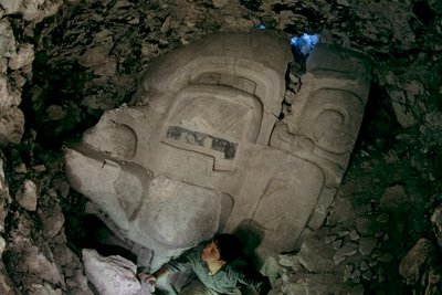 Grand masque en stuc préclassique, Cival, Holmul, Guatemala, Maya, Francisco Estradabelli, 2008 (photo) - Kenneth Garrett