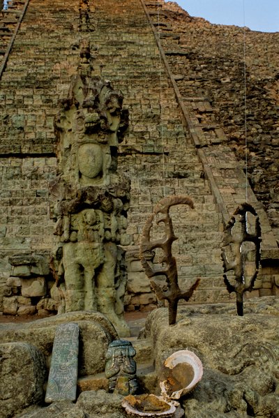 Maya; Copán; Honduras; Temple 26, Escalier hiéroglyphique, Silex, David Stuart a trouvé une offrande... - Kenneth Garrett