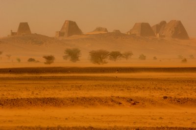 Pyramides de Méroé, Pyramides de Begarawiya, Soudan; Nubie; Pharaons Noirs; Troisième Période Intermédiaire, 2007 (photo) - Kenneth Garrett