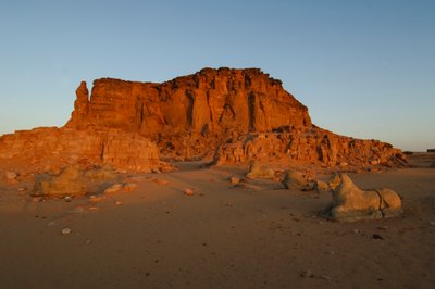 Coucher de lune et lever de soleil, Temple de Taharka, Porte du Bélier, Gebel Barkal, 2007 - Kenneth Garrett