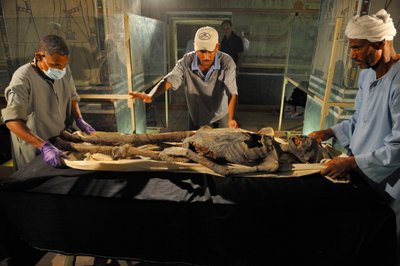 Momie de la mère de Toutankhamon en cours de préparation pour examen. L