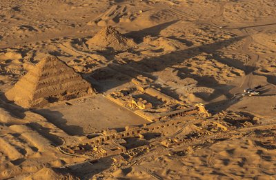 Ancien Empire ; La Pyramide à degrés de Djéser ; Vue aérienne ; Saqqarah ; Égypte - Kenneth Garrett