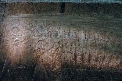 La plus ancienne liste de rois connue, temple de Seti I à Abydos, Seti I apparaît debout derrière Ram... - Kenneth Garrett