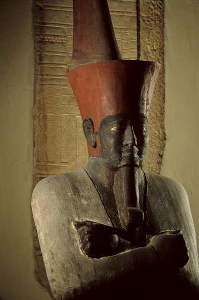 Statue en grès peint du pharaon Nebhepetre Mentouhotep II portant la couronne rouge de Basse-Égypte - Kenneth Garrett