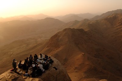 Pèlerins se rassemblant sur le mont Sinaï où Dieu a parlé à Moïse, selon la Bible, Évangile de Jud..., 2006 (photo) - Kenneth Garrett
