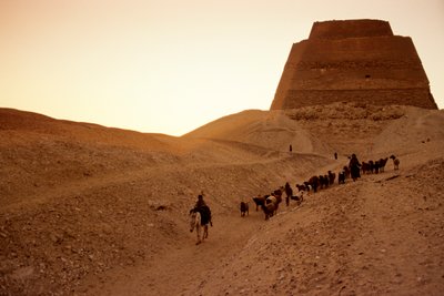 Pyramide de Meidoum, Ancien Empire égyptien; Bergers; Égypte - Kenneth Garrett