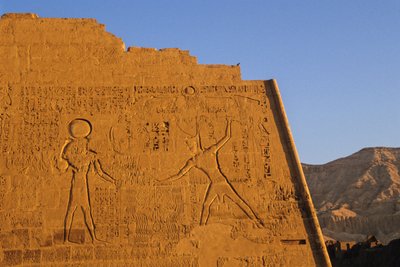 Ramsès III frappant des ennemis, temple principal, pylône, Médinet Habou, Nouvel Empire, Égypte, scène - Kenneth Garrett