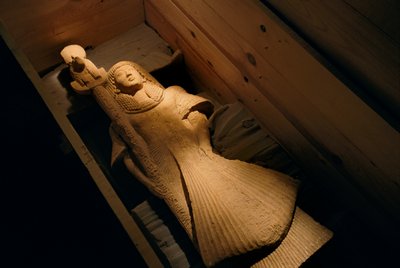 Statue en grès de Nebre en tant que porte-étendard de la déesse de la guerre à tête de lion Sekhme..., 2002 (photo) - Kenneth Garrett