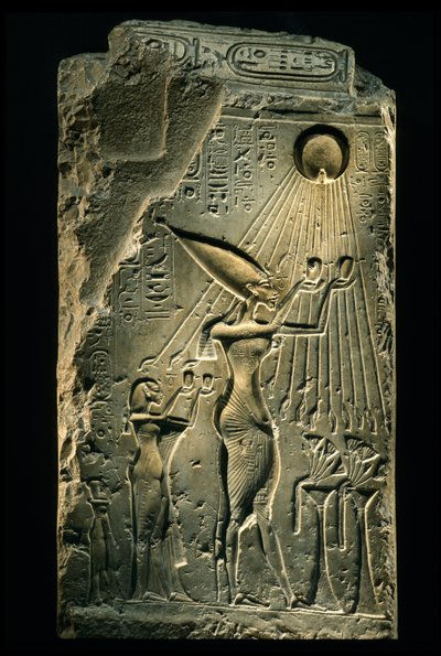 Stèle représentant Akhenaton, Néfertiti et leur fille levant les mains vers le dieu Aton, Amarna, 2009 - Kenneth Garrett