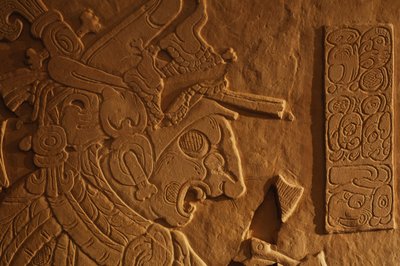 Banc du trône du Temple 21, sculpture du roi Akhal Mo Nab, Palenque, Mexique, 2005 (photo) - Kenneth Garrett
