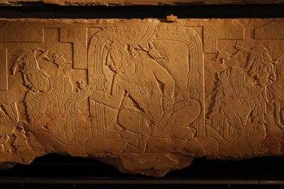 Banc du trône du Temple 21, sculpture du roi Akhal Mo Nab, Palenque, Mexique, 2005 (photo) - Kenneth Garrett