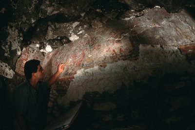 William Saturno inspecte une fresque; San Bartolo; Guatemala; Maya - Kenneth Garrett