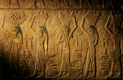 Femmes portant du pain, un oiseau, une chèvre et des produits, tombe de Tiye, Égypte; Ancien Empire; Saqqara - Kenneth Garrett
