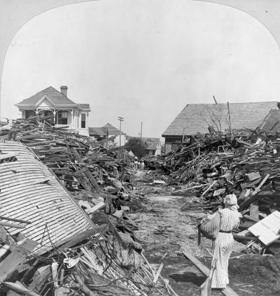 Un passage à travers les débris, au nord de la 19e rue, Galveston - Keystone View Company