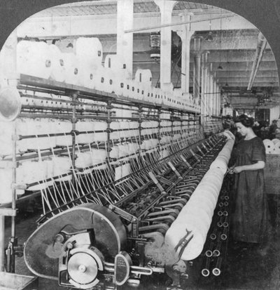 Cadre de doublage dans une grande filature de laine, Lawrence, Massachusetts, USA, début du 20ème siècle - Keystone View Company