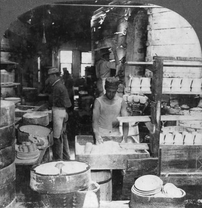 Cuisson de la vaisselle dans le centre de poterie réputé, Trenton, New Jersey, USA, début du 20e siècle - Keystone View Company