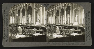 Galerie des Glaces, montrant la table où le traité de paix a été signé, Versailles - Keystone View Company