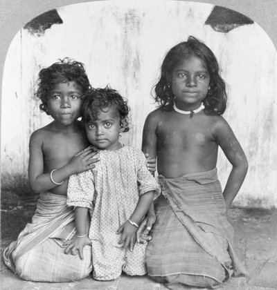 Portrait de trois jeunes filles cinghalaises, vers 1905 (photo n/b) - Keystone View Company