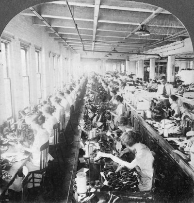 Salle de couture dans une grande usine de chaussures, Syracuse, New York, USA, début du XXe siècle - Keystone View Company