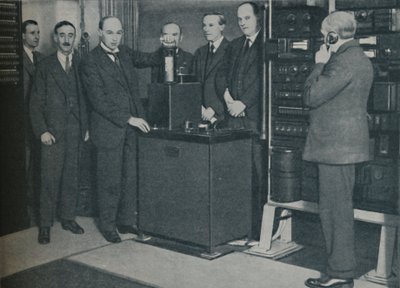 La nouvelle magie : envoyer des images par sans fil et le téléphone inévitable, vers 1935 - Keystone View Company