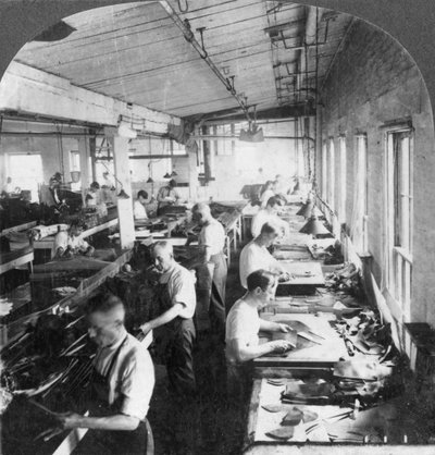 Travailleurs coupant du cuir pour des chaussures dans une usine, Lynn, Massachusetts, USA, XXe siècle - Keystone View Company