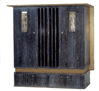 Armoire avec musique en chêne verni noir, bois doré, métal argenté et verre par Koloman Moser (1868-1918) - Koloman Moser